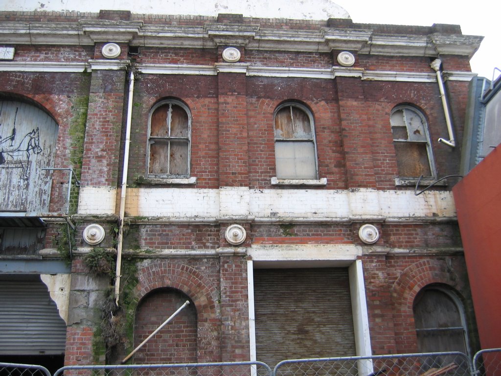 JetX the licensed operator of the VESS™ Restoration Cleaning System applied the moss treatment to the surface then cleaned the moss off. JetX then did a restoration strip where we removed the paint from the Oamaru Stone and Red Brick.